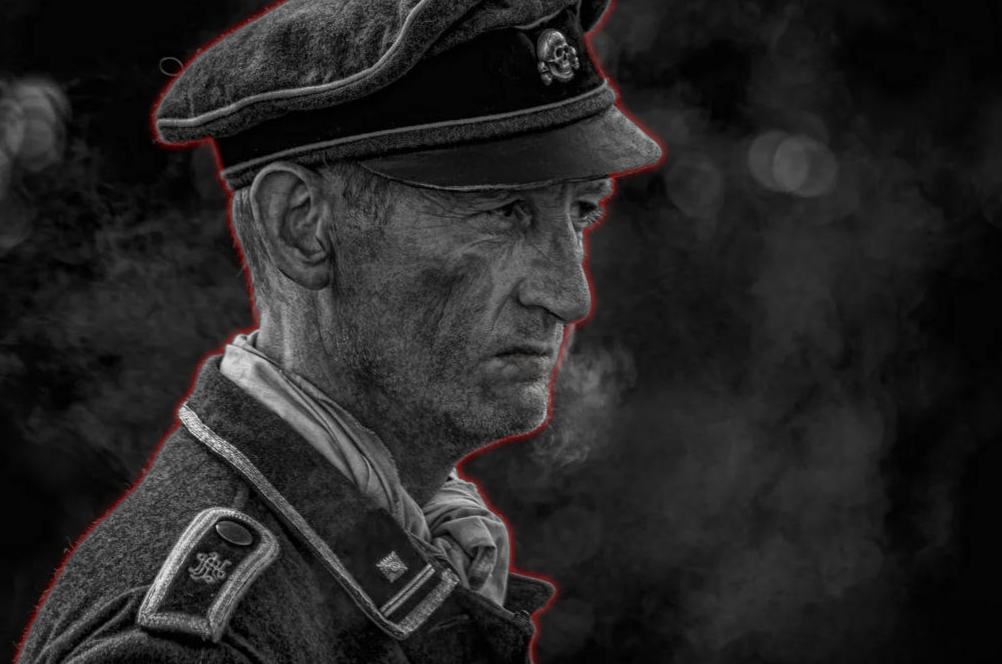 Капитан сс. Дитрих Вернер СС. Немецкий солдат с сигаретой.
