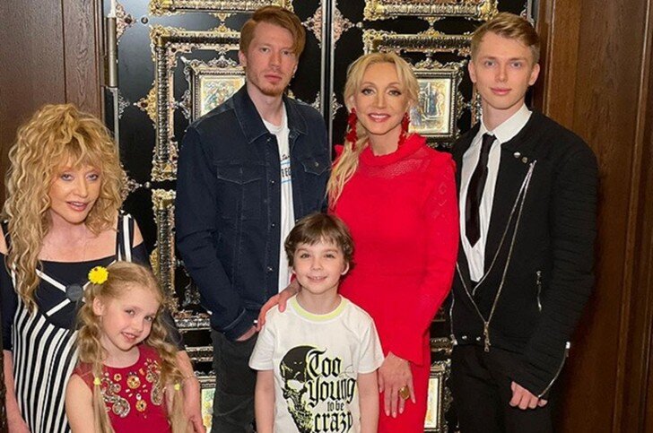 В СМИ всё чаще появляются разговоры, что звёздное семейство разорвало все связи с Россией, причём окончательно