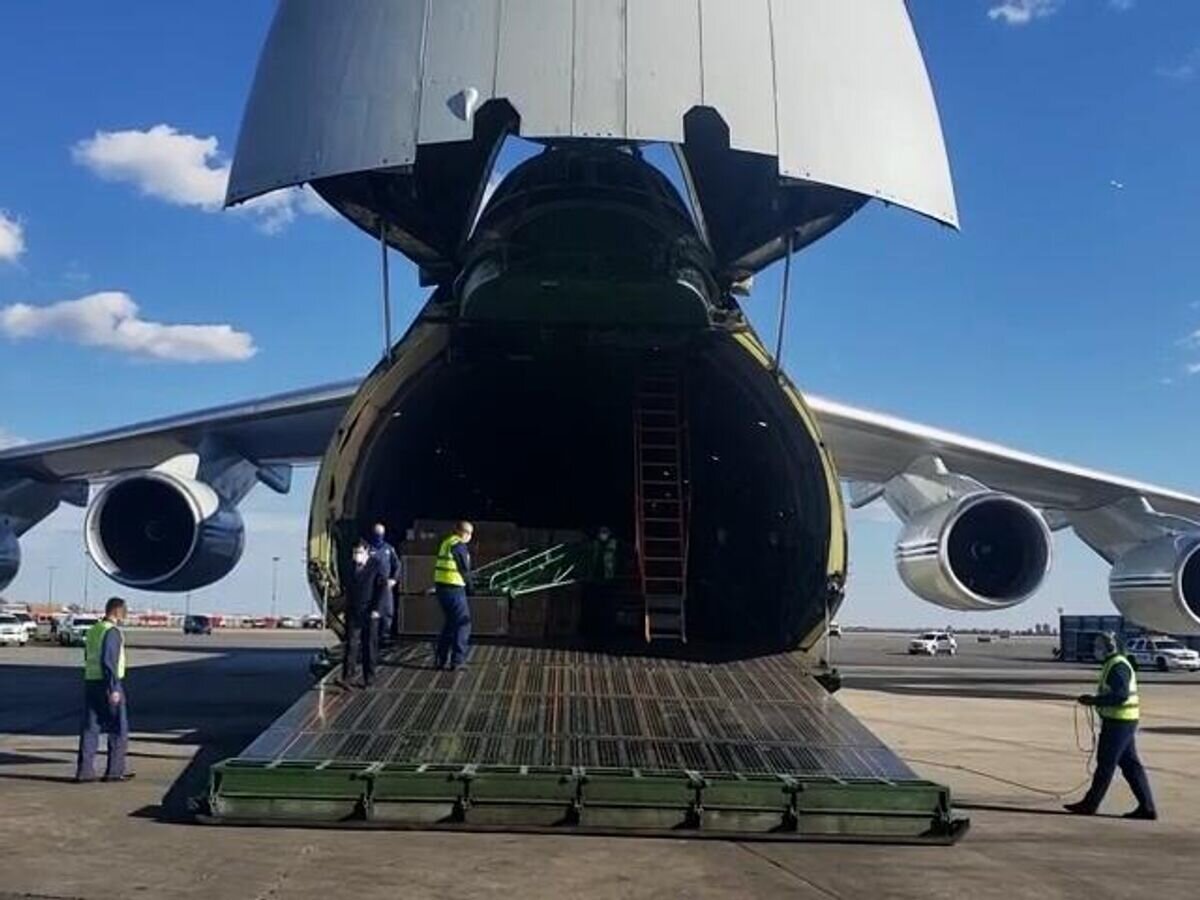    Российский самолет Ан-124 с медицинским оборудованием для США в аэропорту Нью-Йорка© РИА Новости