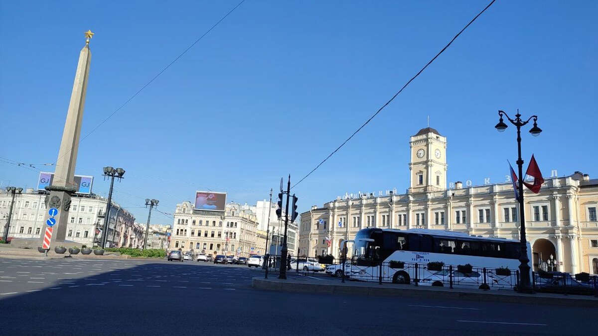 Как всегда приходим впритык. Но без особой спешки. Успеваем выкурить по одной на перроне. И в общем-то не прощаемся. Зачем?