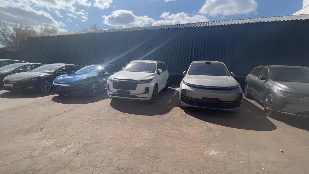 В GoGetCar сейчас на площадке есть электрические, бензиновые и е автомобили-гибриды.
