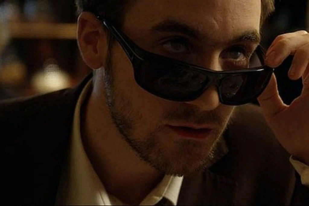 После просмотра фильма складывается ощущение что  жанр короткометражных фильмов специально создавали для этой картины. Дело в том, что будь лента длиннее то зрителю было бы скучно наблюдать за происходящем на экране. "Настройщик" это небольшая и вместе с тем запоминающаяся история о человеке погрязшим в обмане и невидящем выход из сложившейся жизненной ситуации. Советую уделить этому фильму время тем более что фильм длится 14 минут.