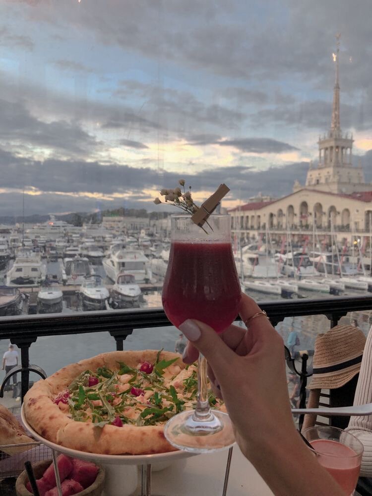 Одно из любимейших мест в Сочи . Кафе «Дельфин и Русалка» - расположилась в южном крыле морского вокзала. Проект дарит свежий взгляд на черноморскю кухню в обрамлении знаменитого панорамного вида на бухту с яхтами.