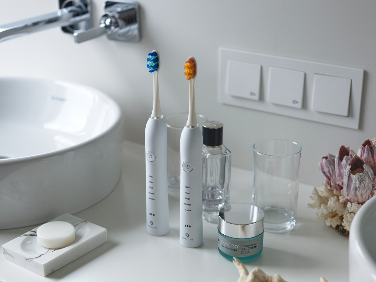 Щетка Impulse Dent сочетает два метода воздействия: механическое и ультразвуковое, поэтому она эффективнее обычной очищает зубы. Фото © Impulse Device 