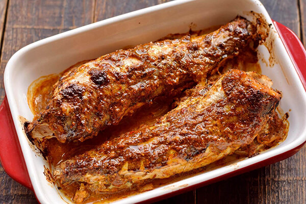 Минтай, запеченный в духовке под вкусным соусом на луковой подушке — один из вариантов приготовления вкусной рыбы в духовке.-9