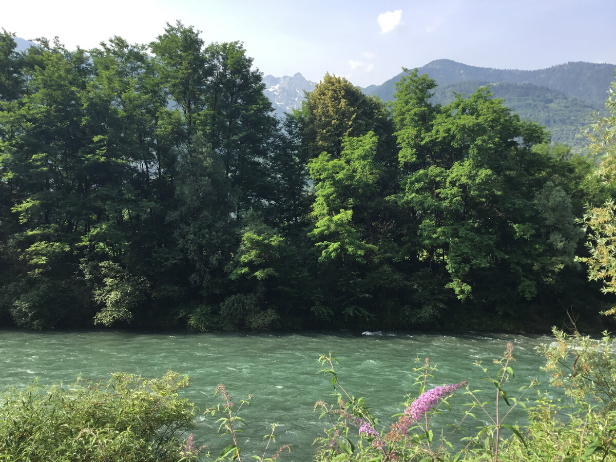 Валтеллина — это Долина между гор. Посередине течет река Адда, проложены железная и автомобильная дорога. 