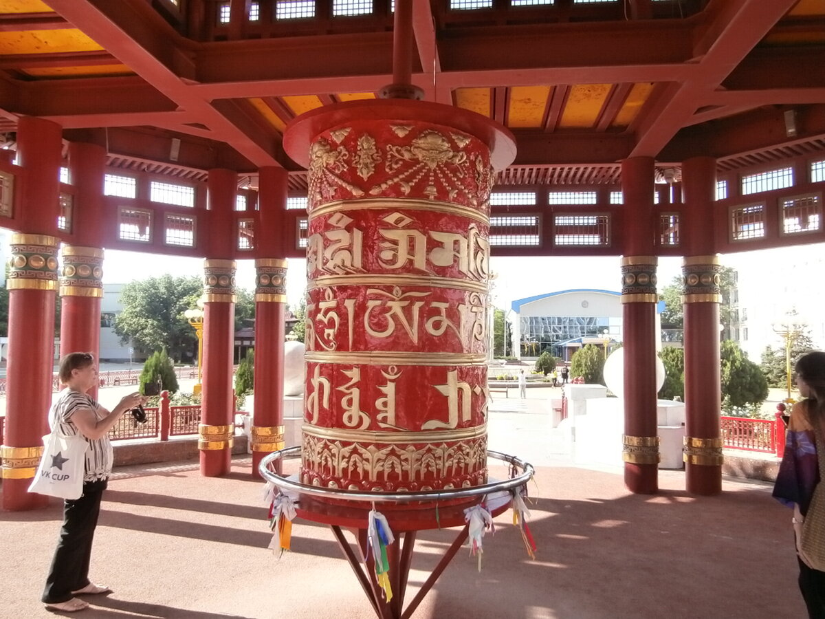 Внутри Пагоды Семи Дней находится молельный барабан который нужно вращать по часовой стрелки. На барабане молитвы на разных языках, наверху главный язык молитвы это не Калмыцкий язык он на третий, какой главный я не запомнил.