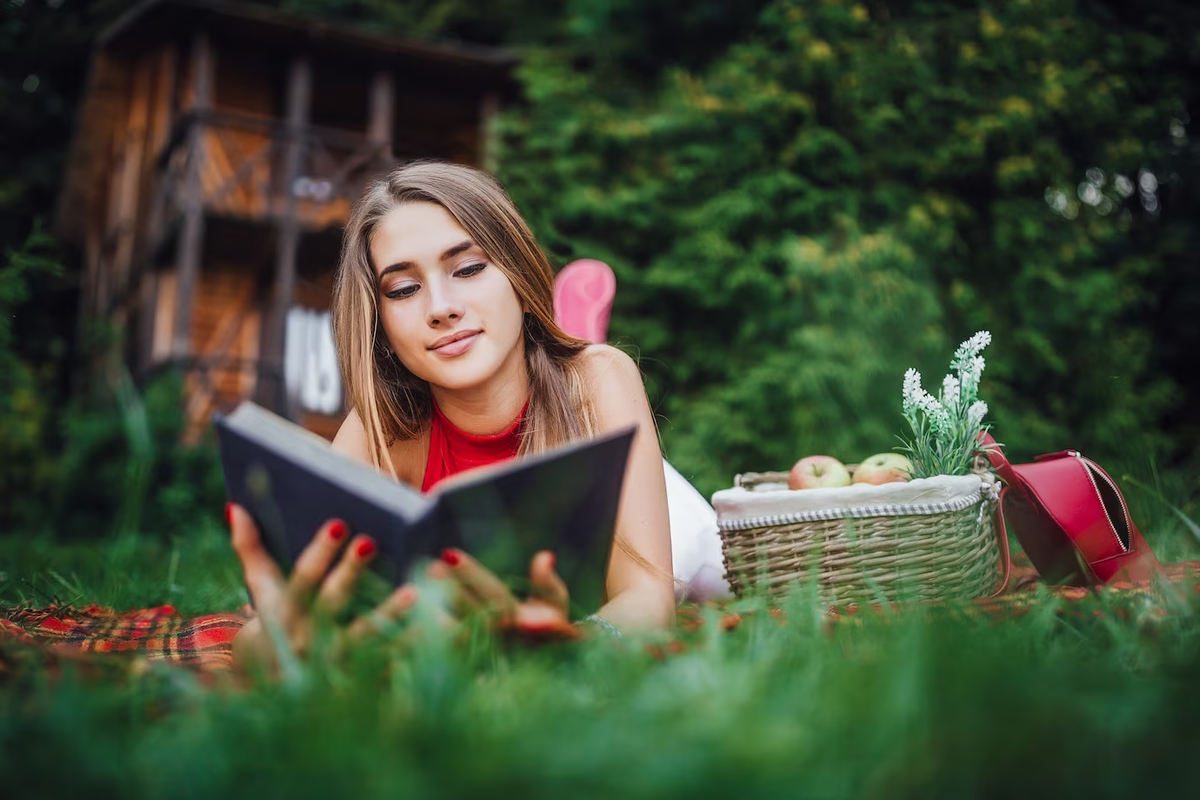 Чтение расширяет кругозор. Любознательная девушка. Фото девушки с книгой на природе. Девушка с книгой будущее. Девушка с книгами фото PNG.