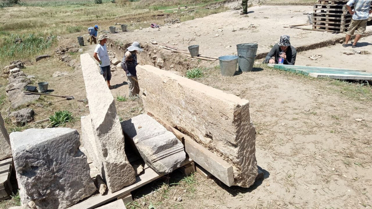 Знаете ли вы, что у Артезианской археологическая экспедиция, которая ведет свои работы в Крыму в городище Артезиан, интереснейшие находки?