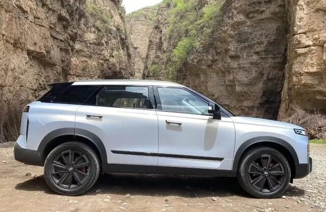 На фото: Кроссовер Chery Explore 06