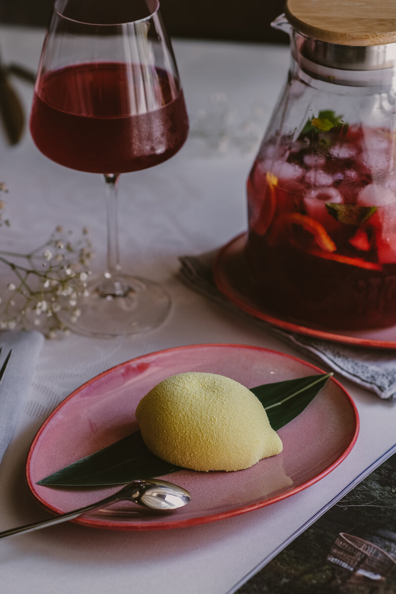 На фото серия "Поцелуй Арвен" Мастерской дизайнерской посуды "VELES". Блюдце овальное 19,5 см