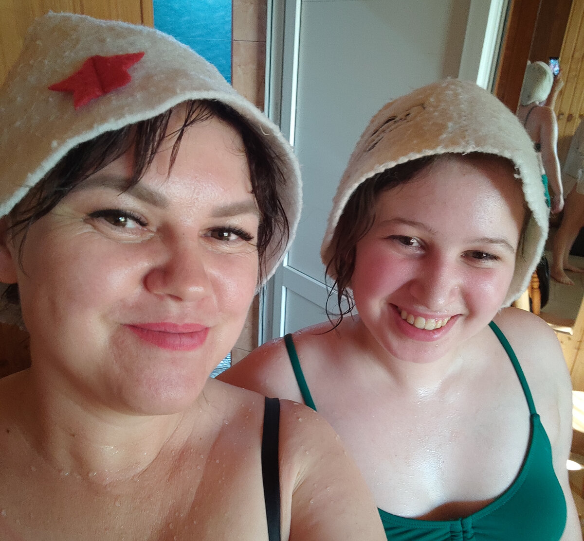 Фото автора. С моей доней в бане, радуемся отсутствию связи с внешним миром))