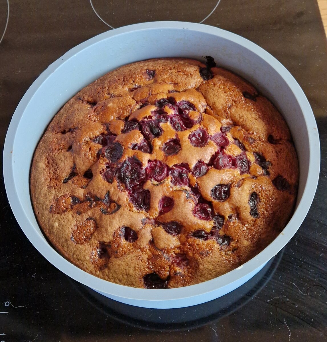 Готовый пирог с вишней