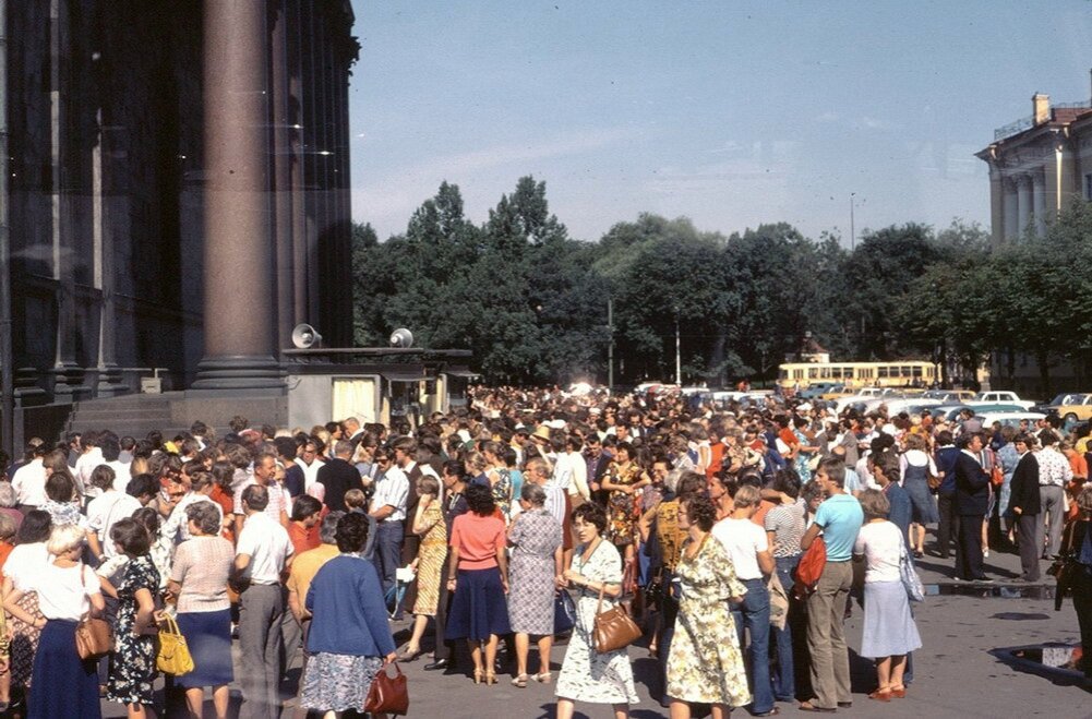 Советские граждане около Исакиевского собора, Ленинград, 1979 год.