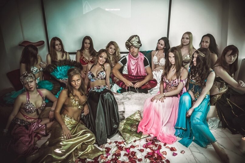 Во имя эстетики моей страницы,выбрала самое приличное фото его рабынь:D