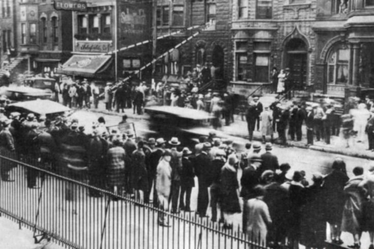 Фотография из чикагской газеты, сделанная в день убийства Хайми Вайсса. Пунктиром показано направление стрельбы. Слева от окна виден цветочный магазин Шофильда, в котором двумя годами ранее был убит О'Бенион