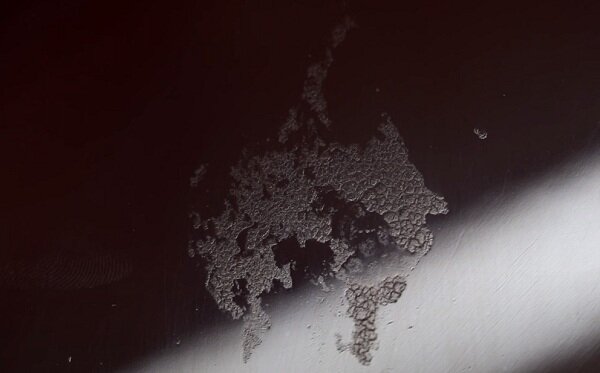 Последствия воздействия мочевой кислоты на лак автомобиля 