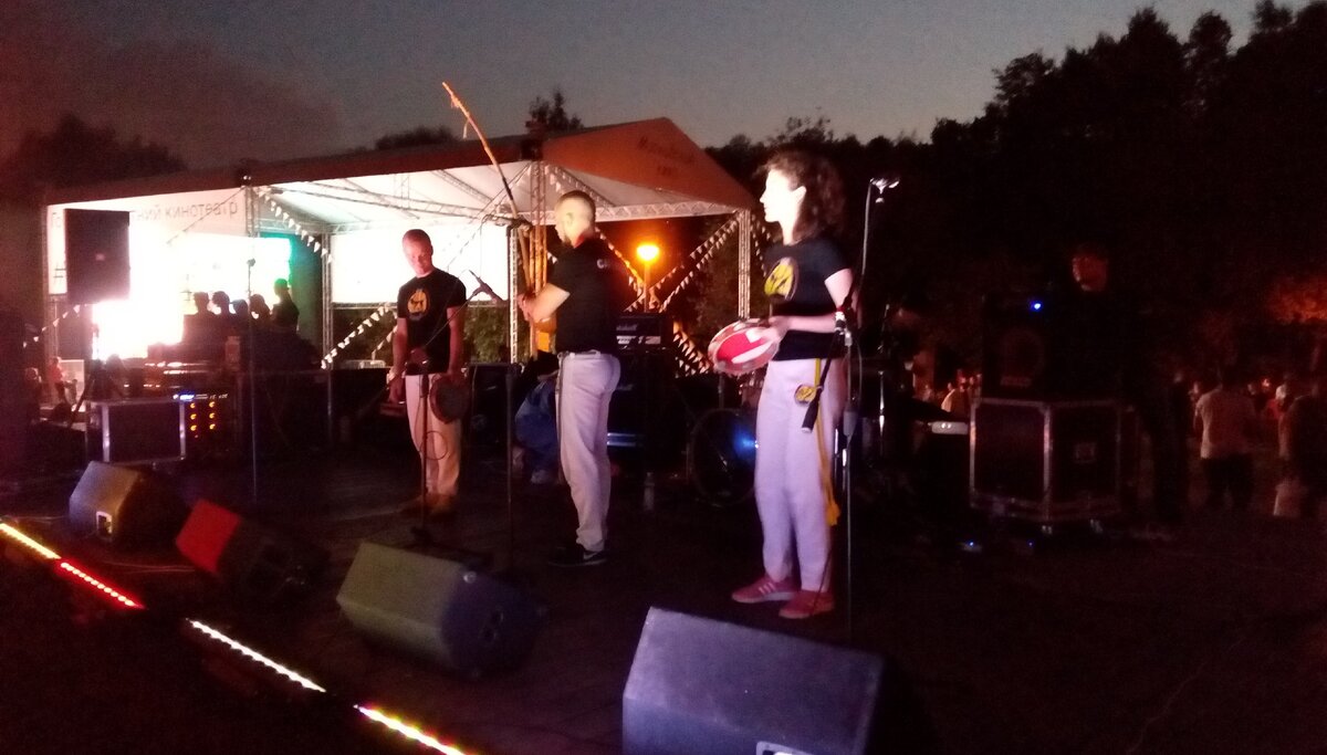 Выступление бойцов в стиле капоэйра, которые еще и музыку умеют играть:)