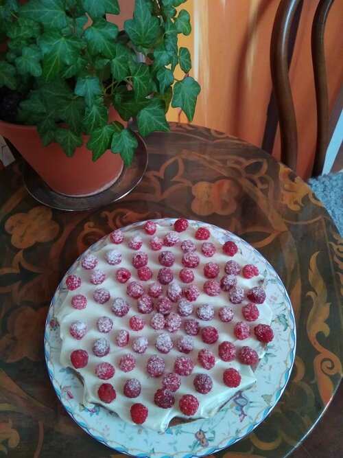 Банановая коврижка с йогуртовым кремом и малиной