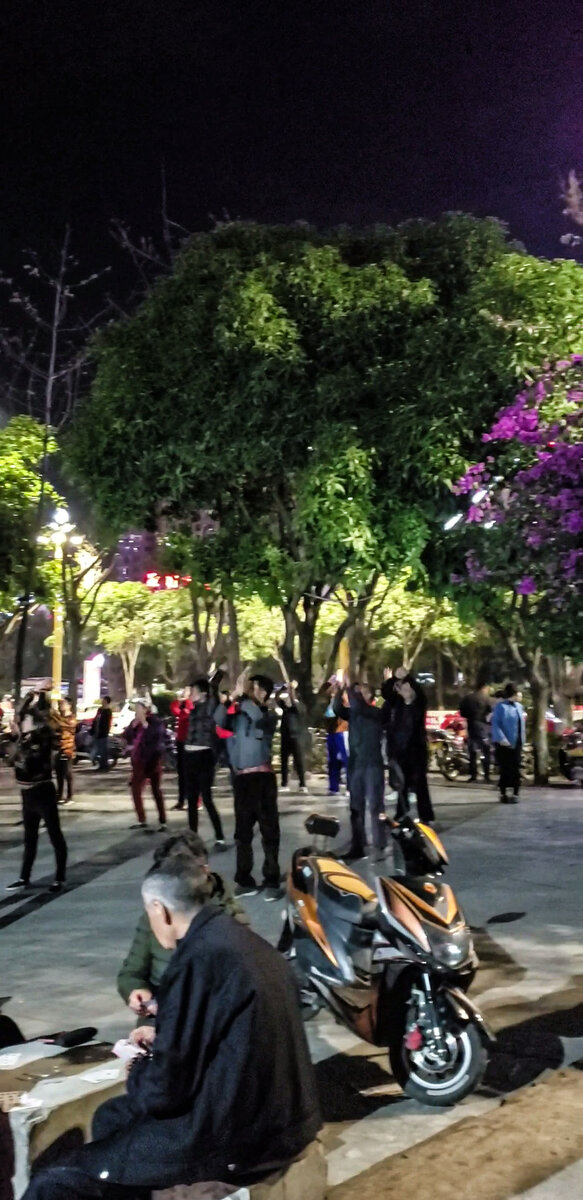 Это я вышла на звуки из парка возле моего отеля