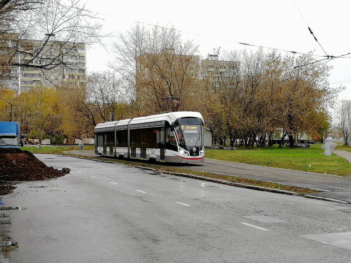 Новый трамвай вполне удачно вписываются в городскую среду и никому не мешает
