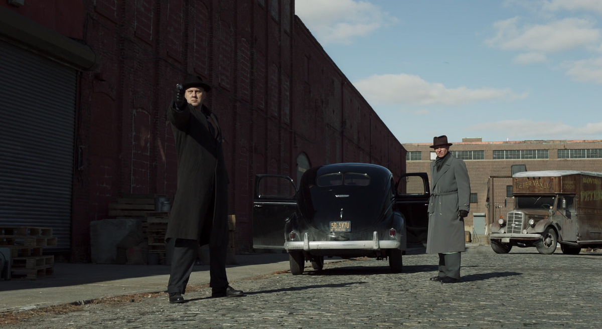 Самое заметное отличие фильма от книги - действие перенесено из 1990-х годов в 1950-е.