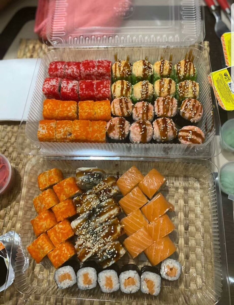 Любимые многими суши.