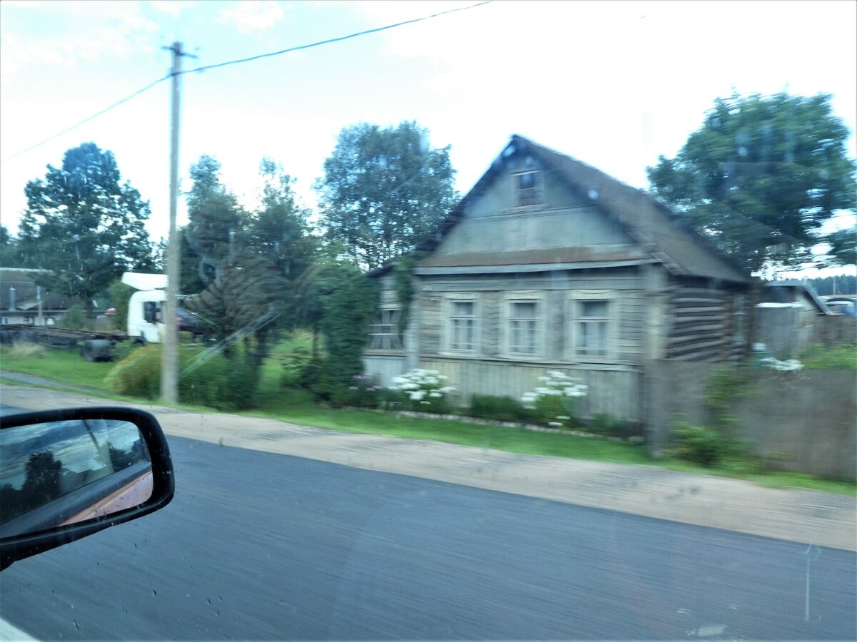 Проезжаем мимо, смотрим из окна машины - и уезжаем дальше в совершенно другую жизнь. 