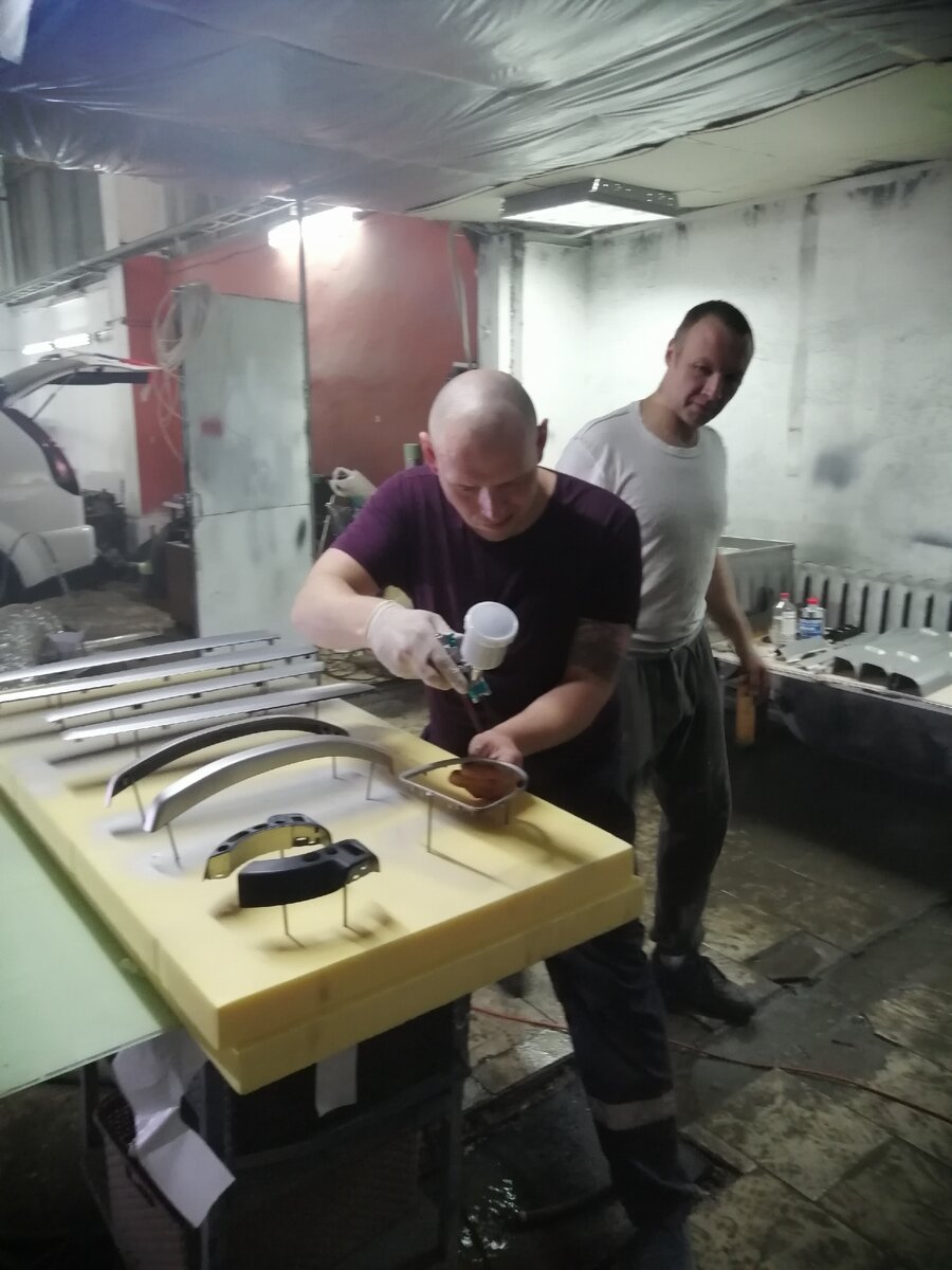 Идёт выкрас базой серебро