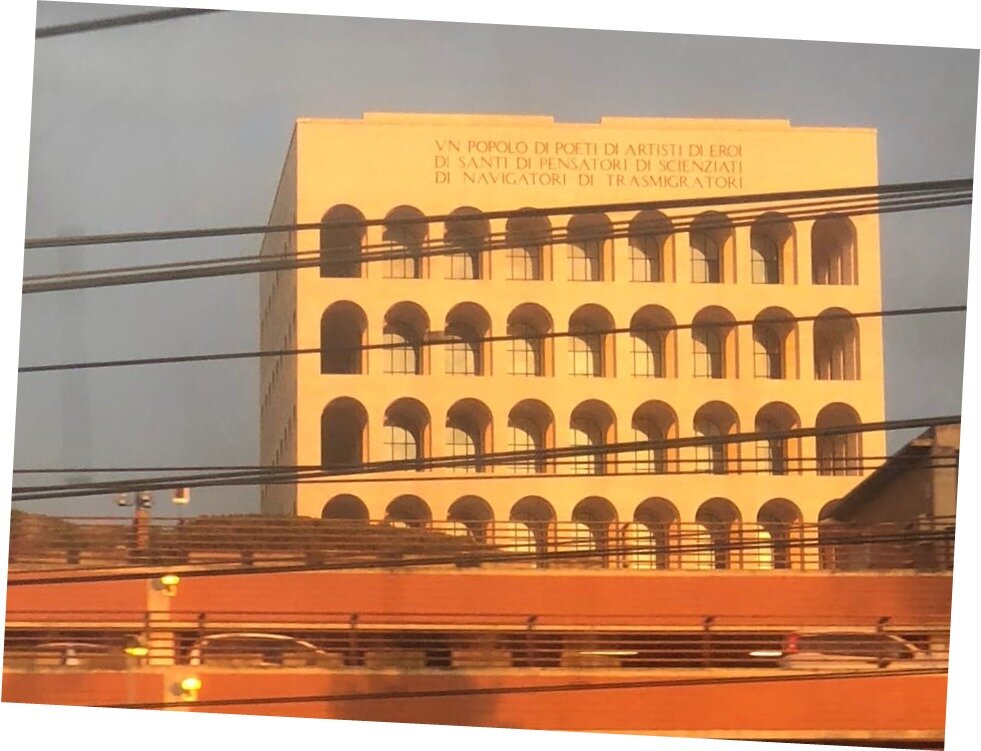 Так выглядит квадратный Колизей из окна метро Рима. Италия, 2019, фото автора