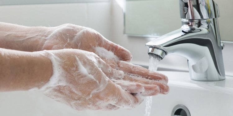 О том, как правильно мыть руки, читайте в нашем специальном материале