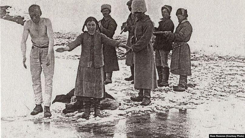 Расстрел противников продразверстки. Фото: Геро фон Мергарта. 1920 г. 