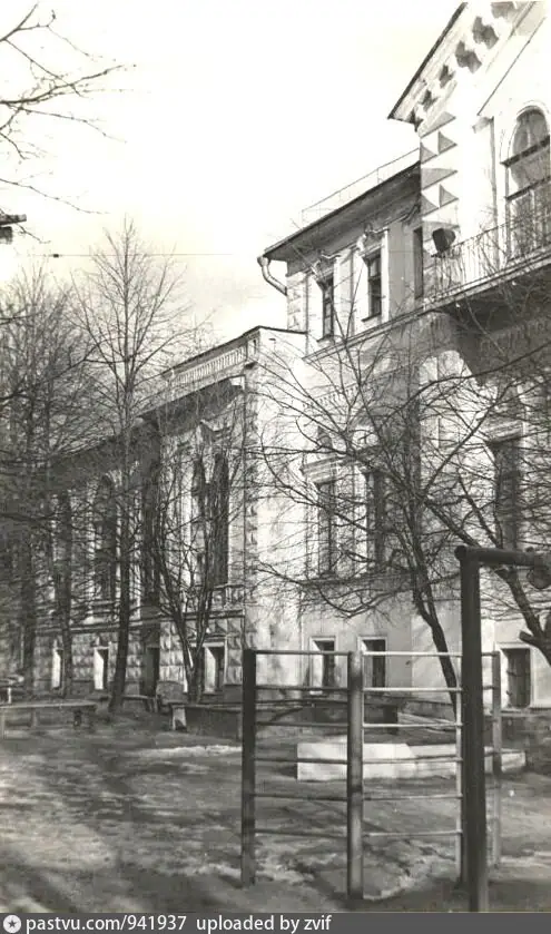 Большой Вузовский переулок, дом 1 со стороны Морозовского сада, 1973 г. Автор Головкин К. Г.