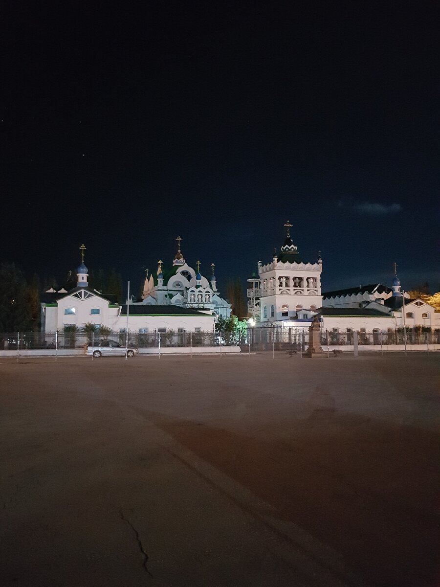 Феодосия, напротив автовокзала храм