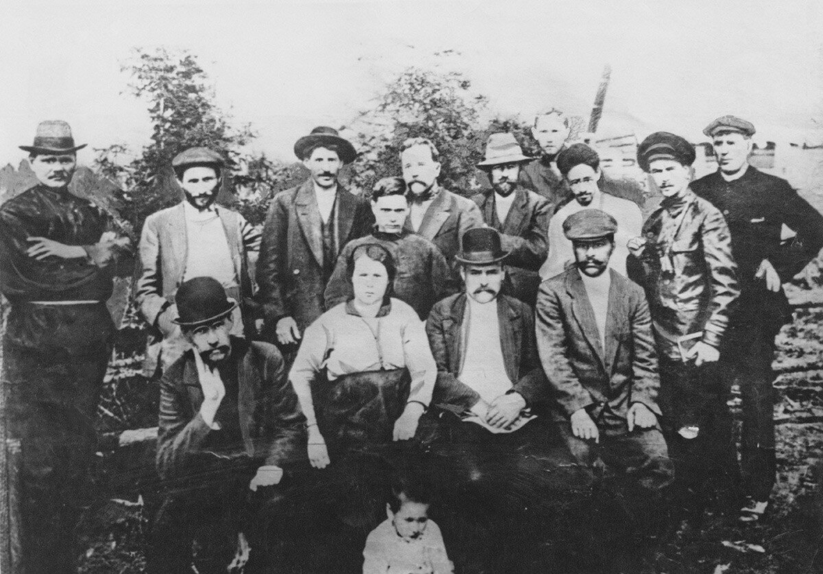 Сталин в компании революционеров в 1915 году. Getty Images 