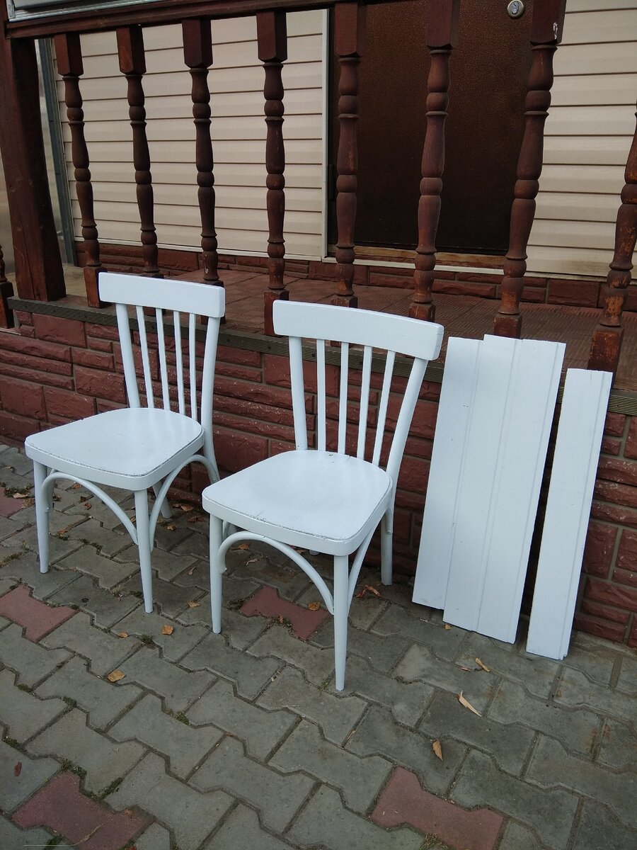 Покрашенные элементы садовой скамейки.