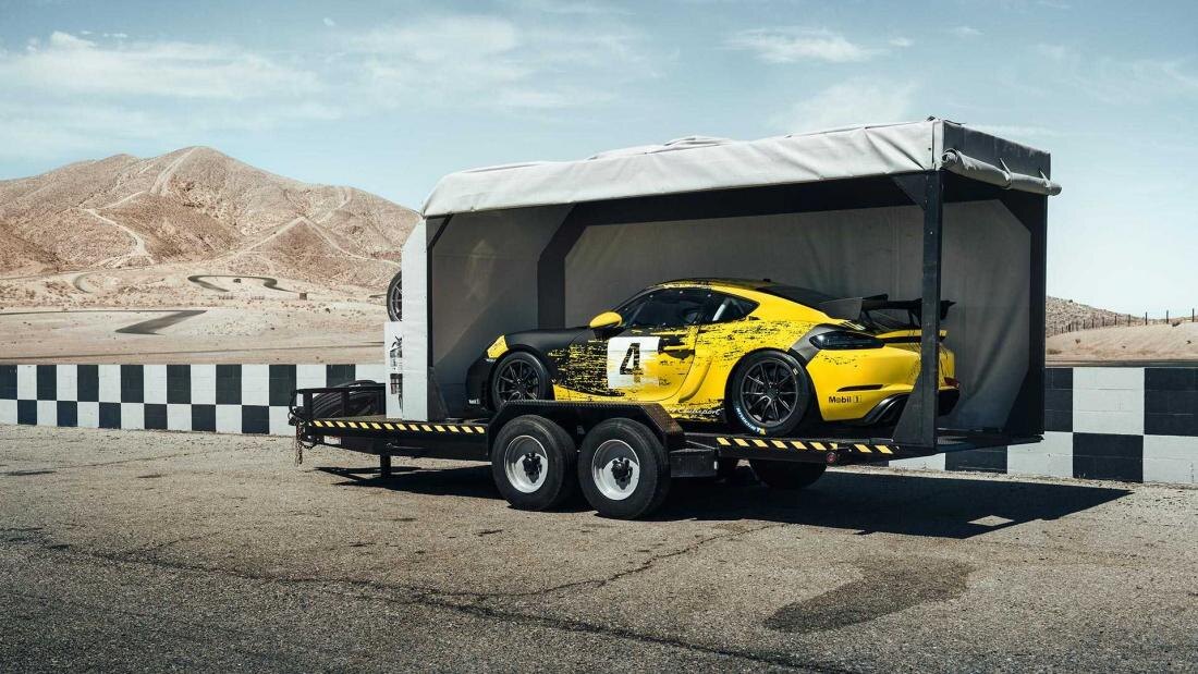 Плох тот Porsche, который ни разу не нюхал гоночного трека. Собственно, так или иначе, их создают именно для этого. Однако версии Clubsport специально предназначены для треков. Мастера автоспорта немецкого бренда готовы представить новый автомобиль для господства на гоночных трассах - новый 718 Cayman GT4 Clubsport.GT4 Clubsport доступен в двух версиях. Версия Trackday предназначена для гонщиков-любителей, которые ищут мощную машину, чтобы гонять на местных трассах и в любительских соревнованиях. Более серьезные парни могут рассчитывать на версию Competition, которая может принимать участие в различных национальных и международных гоночных сериях.У обеих версий 3,8-литровый шестицилиндровый оппозитник мощностью 420 л.с. и 425 Нм крутящего момента. Шестиступенчатая коробка передач с двойным сцеплением, а также механическая блокировка заднего дифференциала помогают справляться с этой мощностью. Передняя подвеска целиком от гоночного 911 GT3 Cup.
Само собой, как и в любом гоночном автомобиле, в GT4 Clubsport удобств не слишком много. Для безопасности водителя в комплект входит каркас безопасности, соответствующий требованиям FIA, гоночный ковш Recaro, шеститочечный ремень безопасности и аварийный люк на крыше. Цифровая гоночная приборная панель Cosworth оснащена цифровым регистратором данных.В GT4 Clubsport Porsche также впервые показывает использование натурального композитного волокна для изготовления деталей. Материал похож на карбон, в том числе имеет сопоставимые вес и жесткость, однако получается он из побочных продуктов переработки сельскохозяйственных продуктов, таких как волокна льна и конопли. В новом купе эти материалы используются для производства дверей и заднего спойлера. Остальные панели изготовлены из смеси алюминия и стали.В чем отличия этих версий - так это в "начинке". Версия Trackday получает различные помощники водителя вроде ABS, электронной системы контроля устойчивости, и противобуксовочная система. Плюс кондиционер. Плюс 80-литровый топливных бак, который позволит пройти немало кругов прежде, чем понадобится дозаправка. Кроме того, владельцы могут обслуживать Clubsport Trackday в любом сервис-центре Porsche.У версии Competition больше настоящего гоночного духа. Например, регулируемые в трех положениях амортизаторы, а также тормоза с регулируемым усилием. Съемное рулевое колесо такое же, как у 911 GT3 R. Плюс топливный бак в 115 литров.Porsche 718 Cayman GT4 Clubsport Trackday стоит 134 000 евро, а Competition - 157 000 евро. Porsche принимает заявки на обе версии, однако первые поставки начнутся не раньше февраля 2019 года.