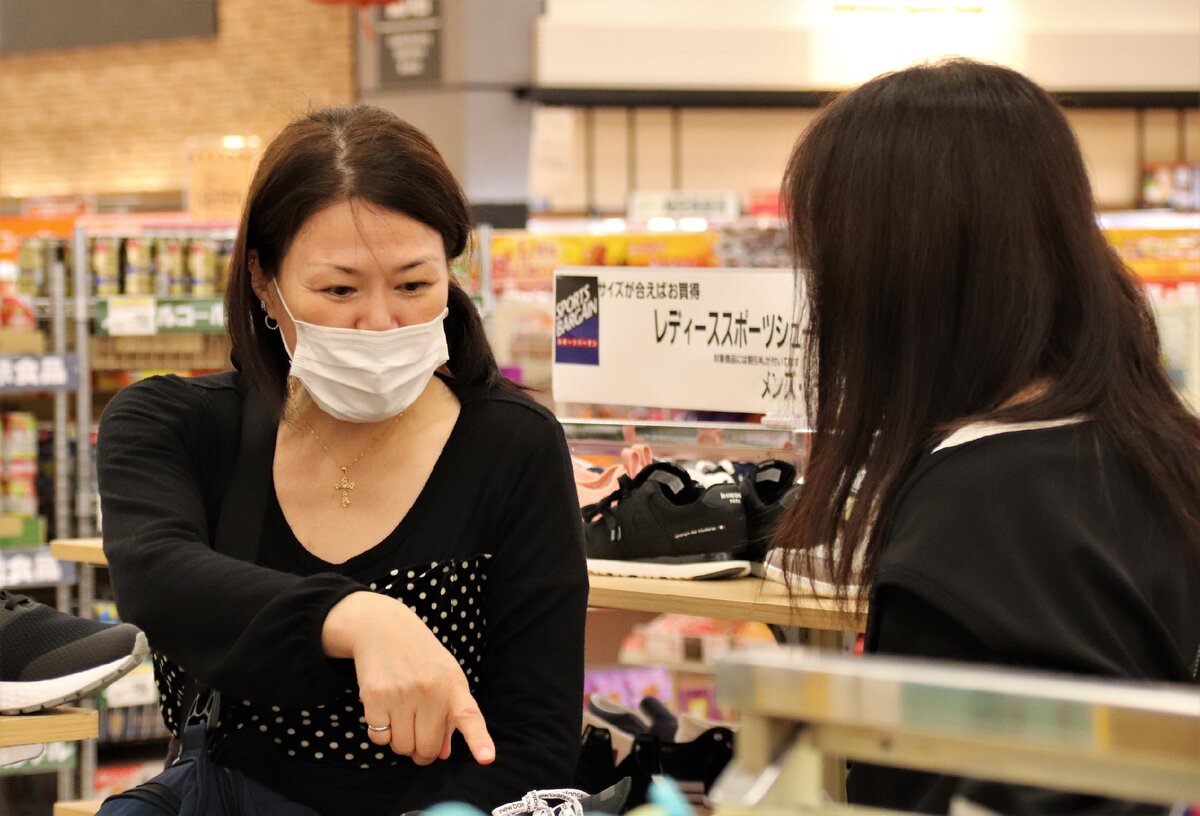 Почему японки не бреют. Взгляд Япония женщина. Пикантные японки харассмент. Человек с лисьими глазами Япония. Японская очалка.