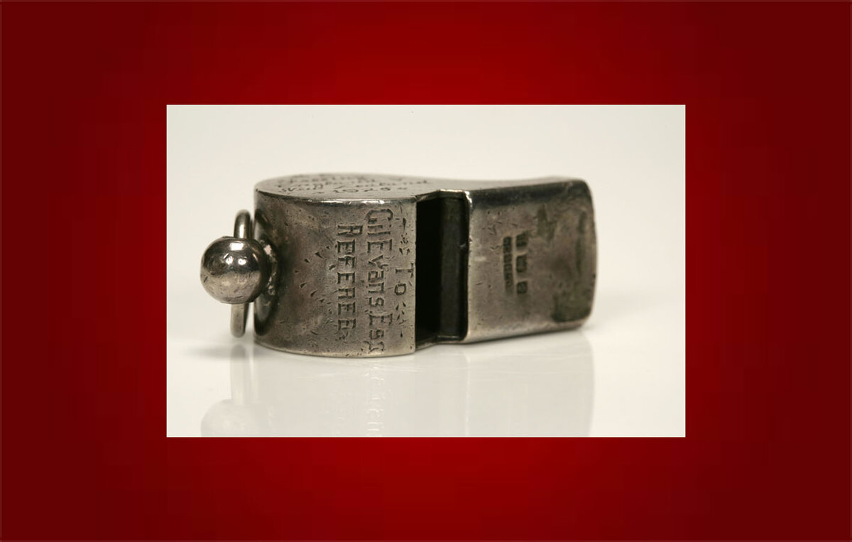 Говорили, что металлический свисток зимой прилипал к губам судьи.