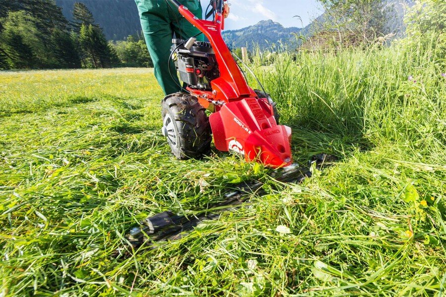 Профессиональной газонокосилкой от AL-KO можно косить даже поле