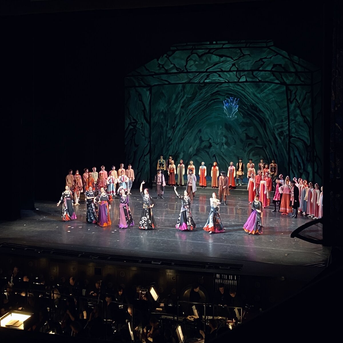 Артисты на поклоне. Русские народные костюмы и костюмы цыган. 