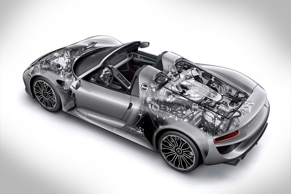 1 двигатель внутреннего сгорания V8 на 447 кВт (607,7 л. с.) и 2 электродвигателя с общей мощностью 210 кВт (285,5 л. с.).