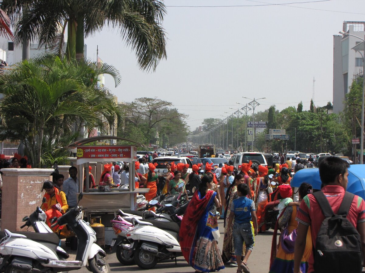 Типичная индийская провинциальная улица в полдень.
