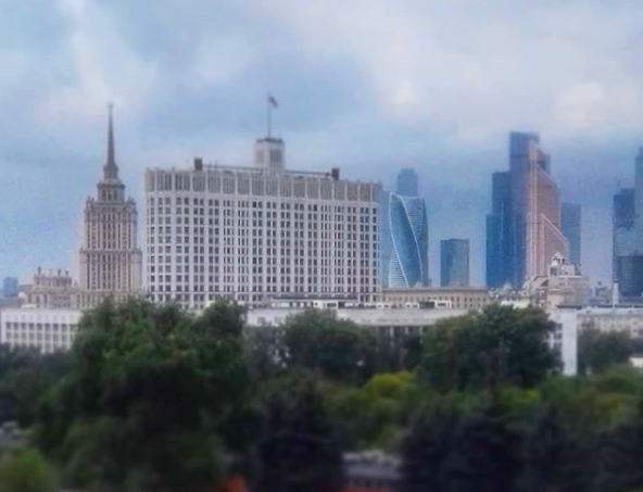 Это фото я делала на крыше Дома Наркомфина. Подозреваю, что из окон отелей-гигантов на Смоленской площади вид будет не хуже... 