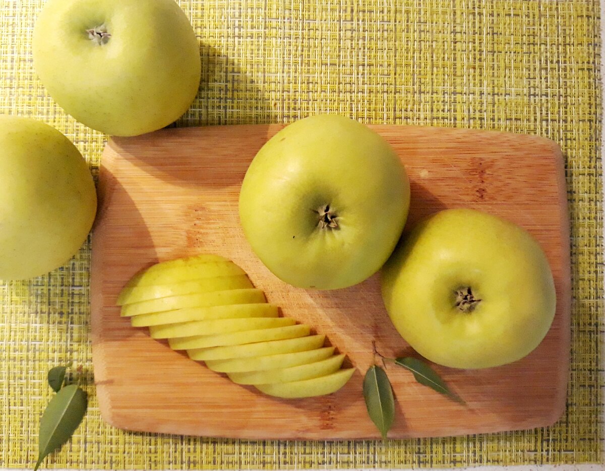 Яблоки сезонные