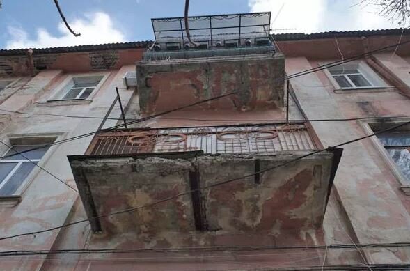 Вот такие аварийные балконы нависают в центре Симферополя