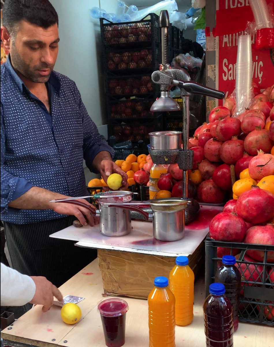 Турок, торговец гранатовым соком Стамбул Турция