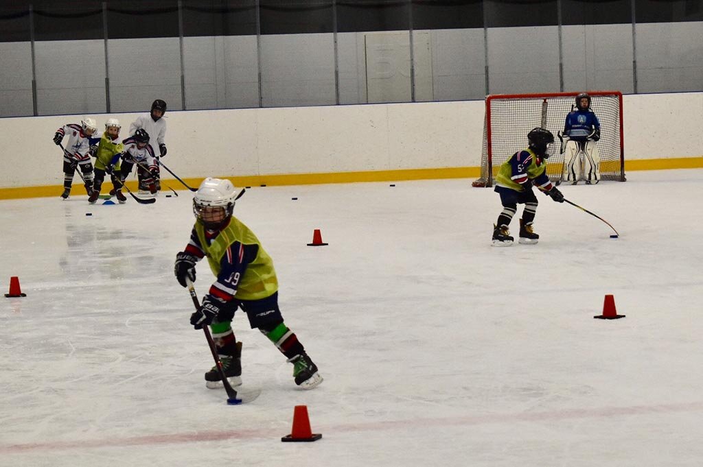 дети хоккеисты тренировка. тренировка по хоккею. юный хоккеист. тренировки детского хоккея. хоккей тренировка.