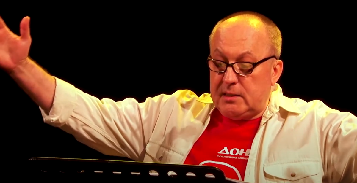 Журналист Иван Кононов сейчас. Кадр из его моноспектакля «ТРИ СЕСТРИЦЫ или ВТОРОЕ ПРИШЕСТВИЕ» (театр «СОВРЕМЕННИК»)