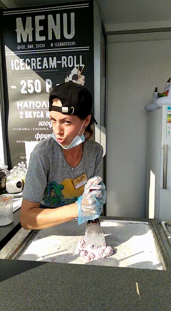 Процесс приготовления жареного мороженого